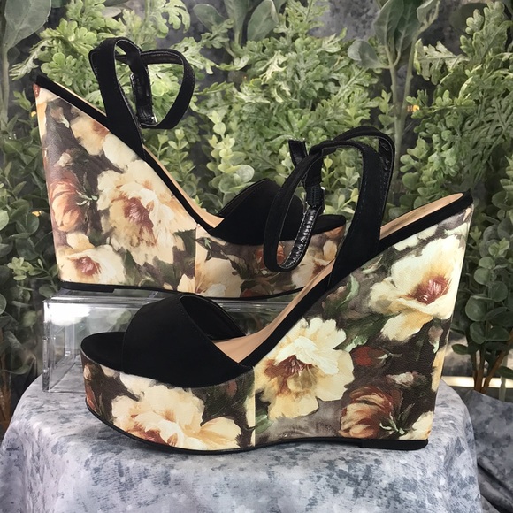 Windsor Open Toe Black Micro Suede Floral Print 5.5” Wedges WMS 8M💐Like NEW💐 - Picture 4 of 9